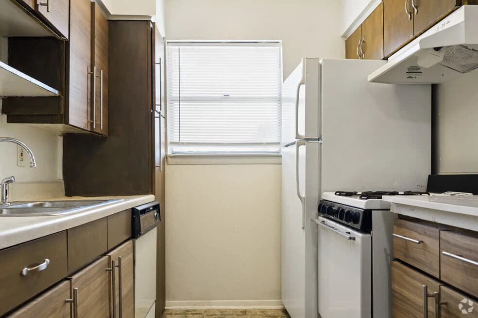 Meadows Apartments — photo 2
