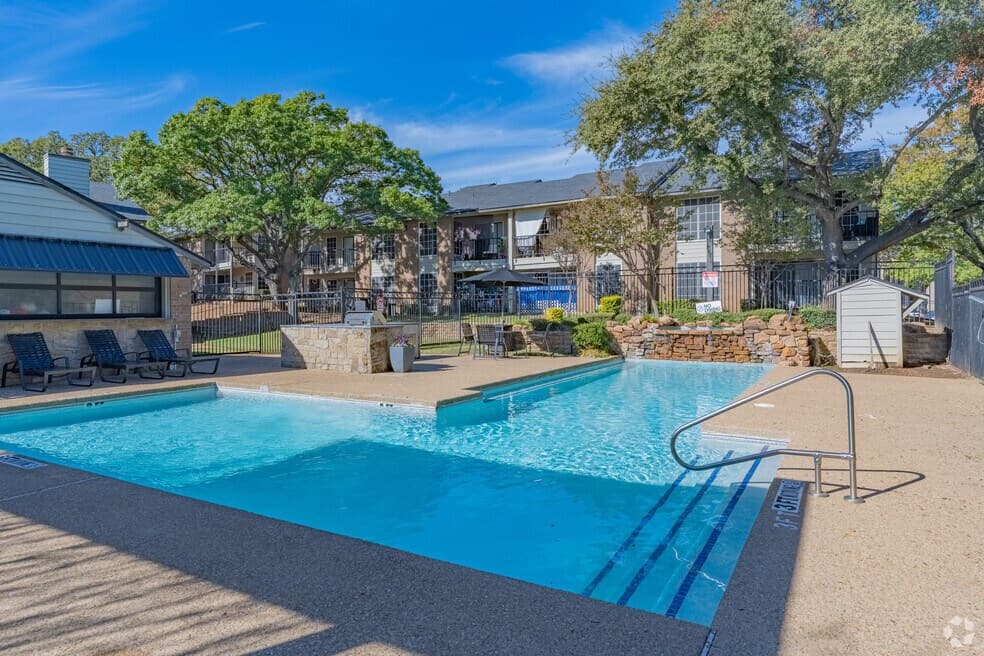 Whispering Oaks Apartments — photo 2